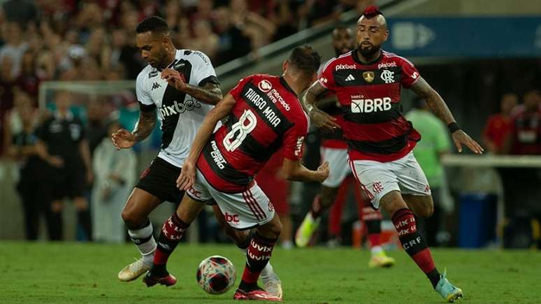 Jornalista dispara críticas contra titular do Flamengo: Inútil, um nada