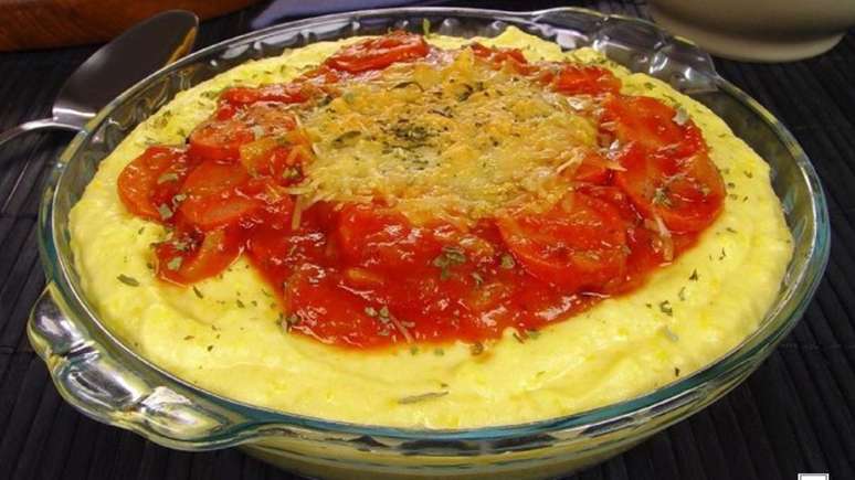 Purê de mandioquinha com molho de salsicha