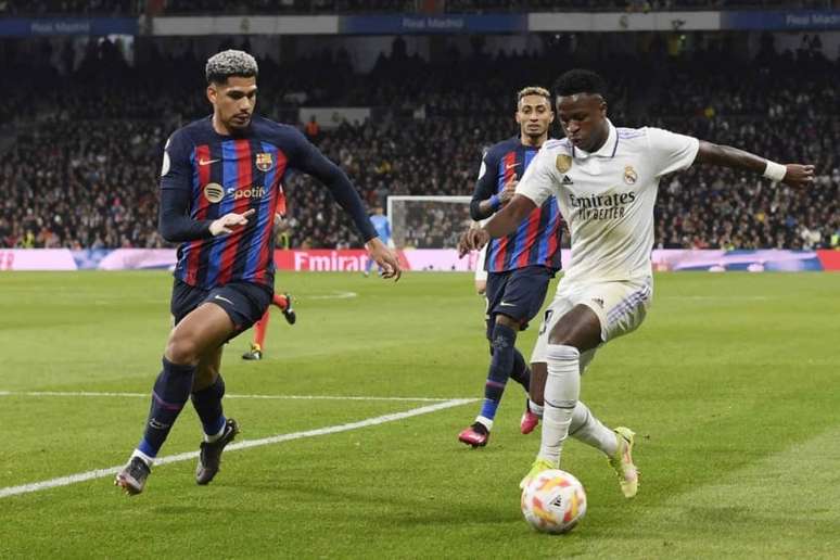 Araújo foi destaque na vitória do Barça no último 'El Clásico' (Foto: OSCAR DEL POZO / AFP)