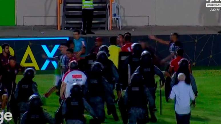 Houve uma confusão generalizada no gramado do Bastistão após o apito final (Foto: Reprodução / GE)