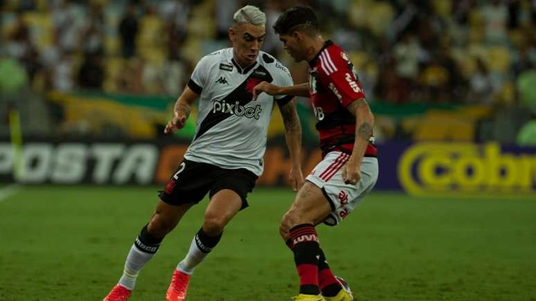 Foto mostra lance de Capasso que originou o pênalti do Flamengo