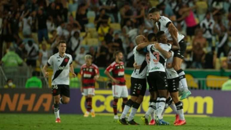 Jogadores do Vasco comemorando o gol de Pumita (Foto: Armando Paiva / LANCE!)