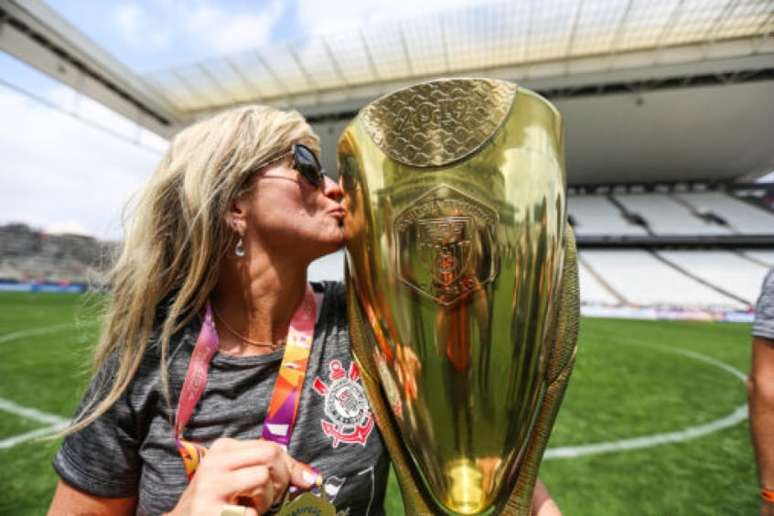 Diretora do futebol feminino se posiciona sobre candidatura à presidência do Corinthians