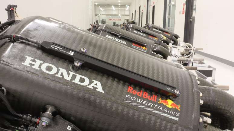 As unidades da Red Bull sendo preparadas para o Bahrein