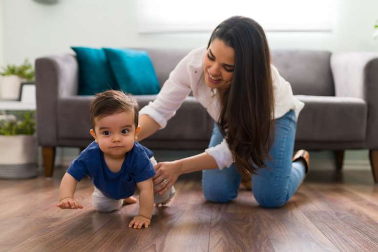 Engatinhe junto com o bebê para encorajá-lo 