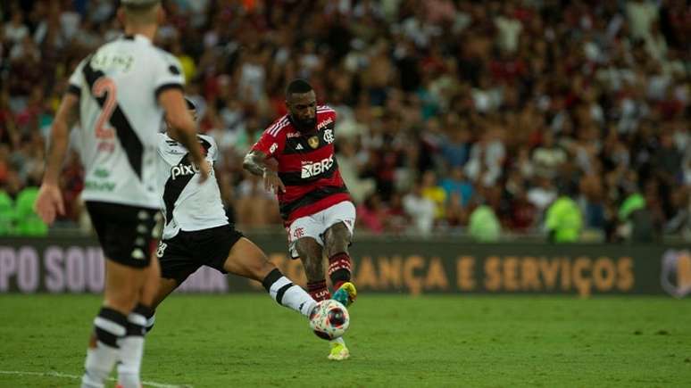 Gerson em ação na partida entre Flamengo e Vasco, no Maracanã (Foto: Armando Paiva / LANCE!)