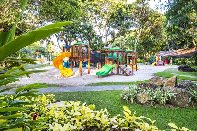 Em um trecho com ch&atilde;o de areia h&aacute; um enorme brinqued&atilde;o.