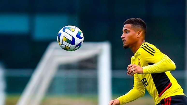 Flamengo consegue bloqueio de depósito feito João Gomes errado