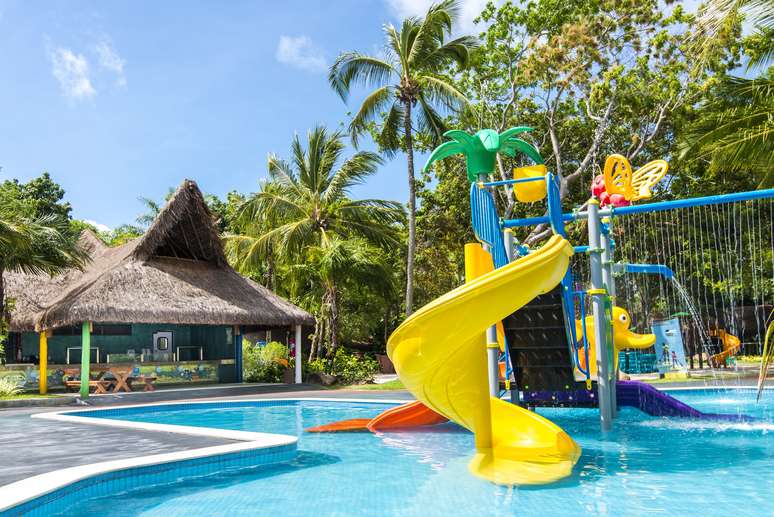 A piscina infantil e, ao fundo, o refeit&oacute;rio onde &eacute; servido o almo&ccedil;o no clubinho Caretta Caretta.