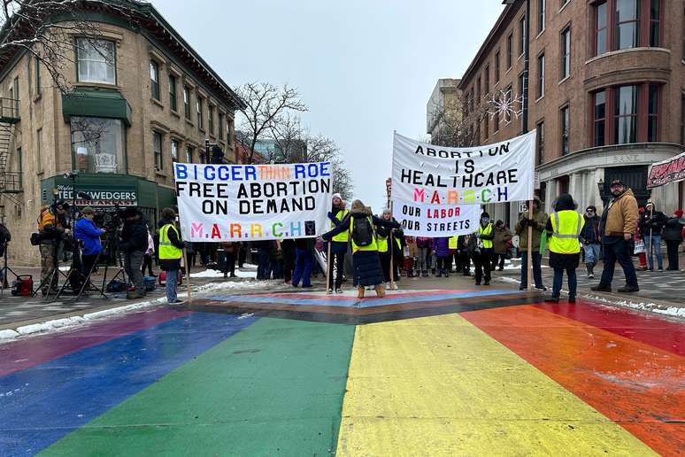 Manifestantes pró-aborto marcham para o Capitólio, em Madison, Wisconsin em janeiro deste ano