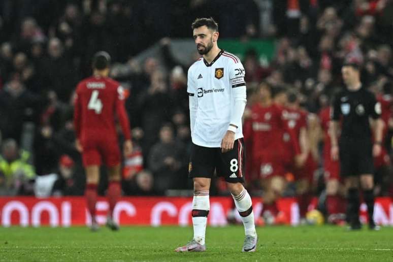 Bruno Fernandes não foi bem contra o Liverpool (Foto: PAUL ELLIS / AFP)