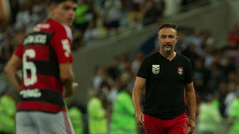 Não perco tempo”: Vítor Pereira ironiza ao ser questionado sobre jogos do futebol  brasileiro