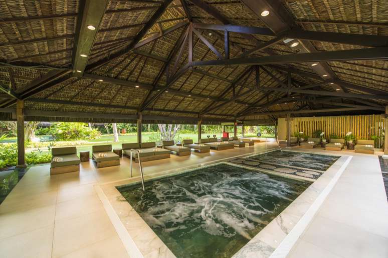 As duas jacuzzis no centro do spa s&atilde;o mantidas a 37&ordm;C.