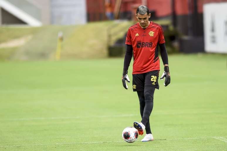 Vítor Pereira explica nova função de Santos no Flamengo e elogia goleiro