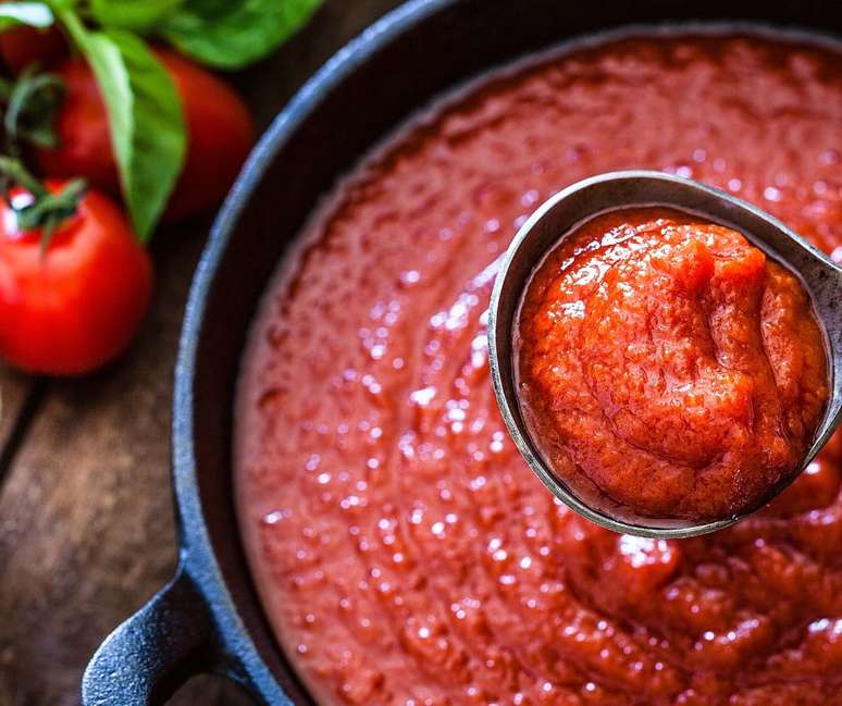 Molho de tomate bem vermelho, caseiro e vitaminado.