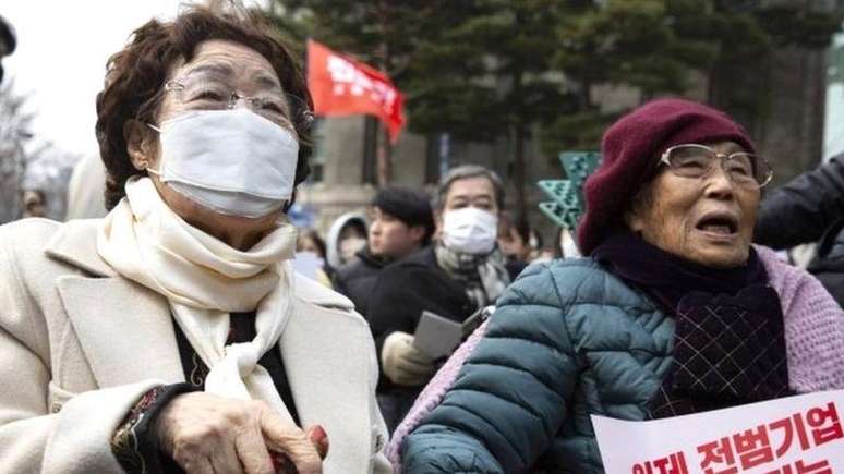 A sul-coreana Yang Geum-edeok (à direita) foi forçada a trabalhar no Japão durante a 2ª Guerra Mundial