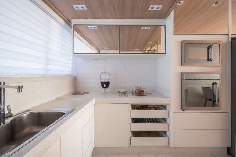 Following the style of the entire apartment, which was based on romantic and modern references, the kitchen evokes an elegant atmosphere with delicate finishes. 