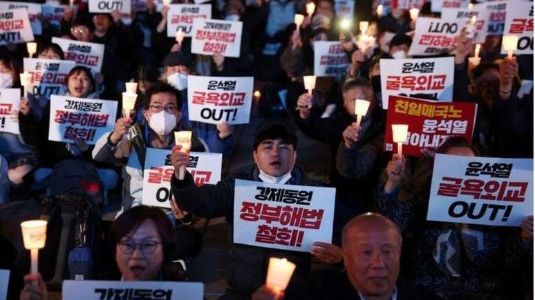 Os manifestantes carregavam velas e pôsteres com mensagens contra governo e o presidente Yoon Suk-Yeol