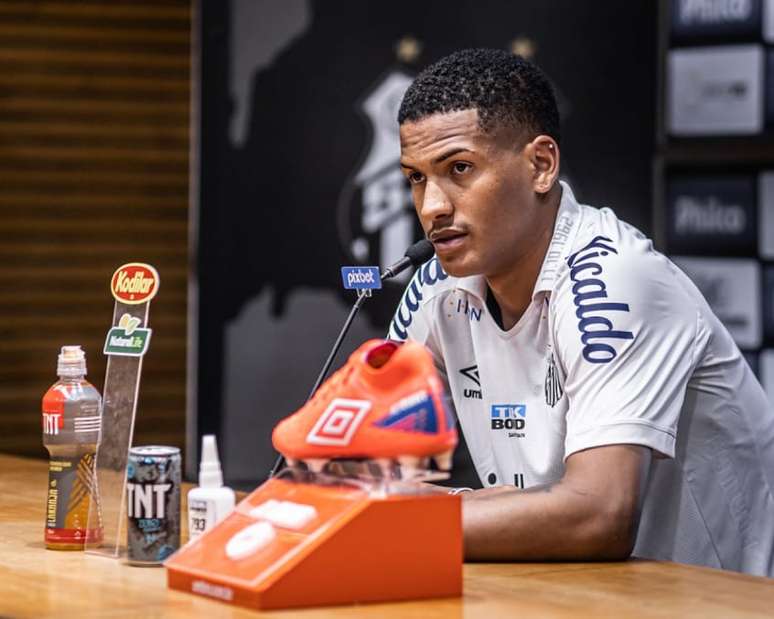 O que o Santos deseja para vender o atacante Ângelo ao Flamengo?
