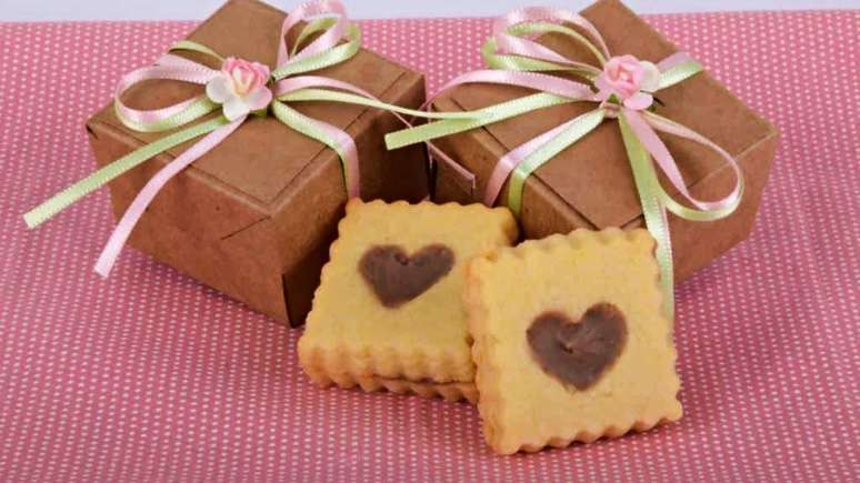 Bolachinha de cora&ccedil;&atilde;o com brigadeiro