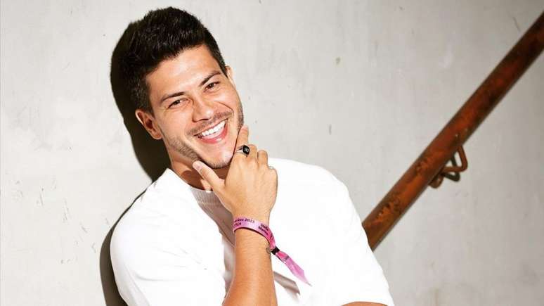 Arthur Aguiar throws a 34th birthday party and invites former BBBs to celebrate