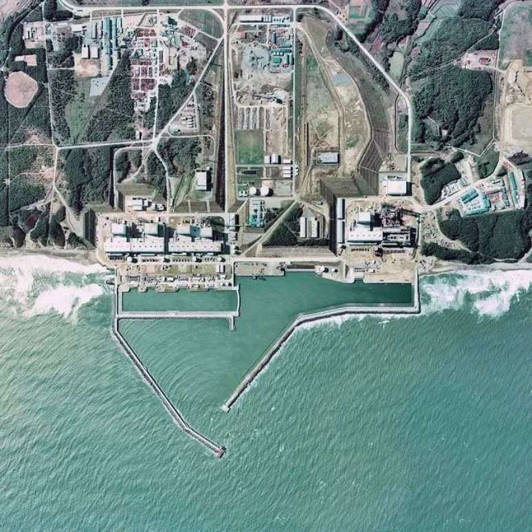Aerial view of the Fukushima power plant and its artificial harbor (Image: Japan Ministry of Infrastructure/Wikimedia Commons)