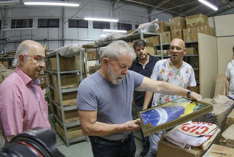 Lula visita parte do acervo presidencial guardado em um galpão do Sindicato dos Metalúrgicos do ABC; presentes estavam bloqueados por ordem do juiz Sergio Moro