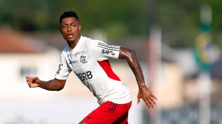 Em meio a recuperação, Bruno Henrique inicia conversas para renovar com o Flamengo