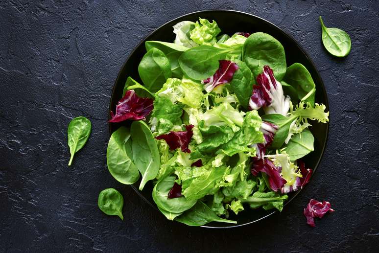 Uma bela salada de folhas verdes turbinam a refeição