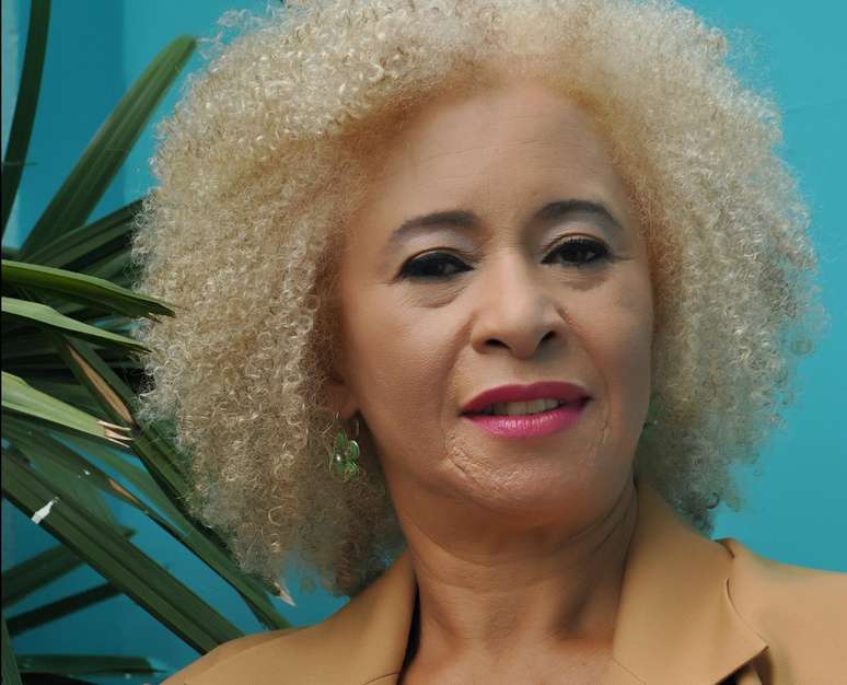 Primeira mulher negra brasileira a ter um PhD, feito realizado em 1988