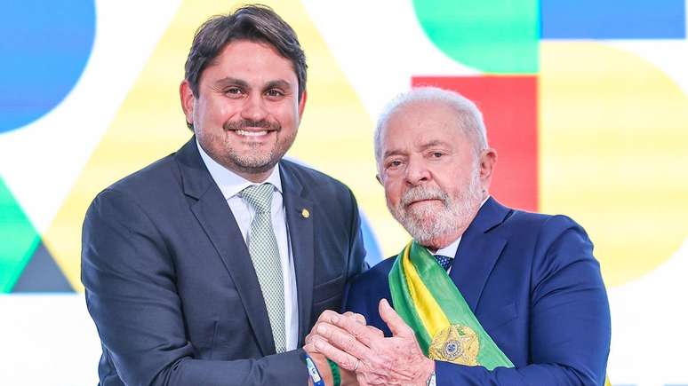 Juscelino Filho e o presidente Lula ao tomarem posse, no dia 1º de janeiro de 2023
