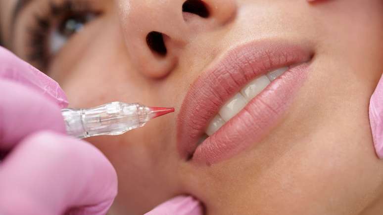 A micropigmentação labial ajuda a definir e a realçar os lábios -