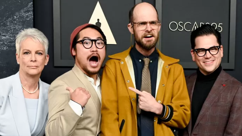 Daniel Kwan e Daniel Scheinert (centro), indicados para o Oscar de melhor diretor pelo filme Tudo em Todo o Lugar ao Mesmo Tempo