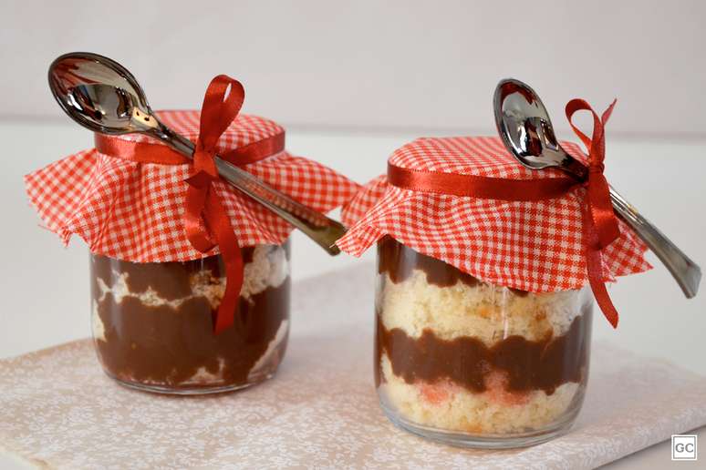 Dois bolos de pote de cereja