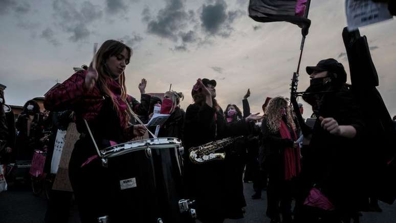 Mulheres saem às ruas para comemorar — e protestar