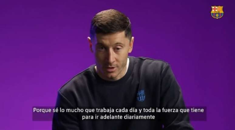 Lewandowski em ação promovida pelo Barcelona (Foto: Reprodução/Twitter @FCBarcelona_es)