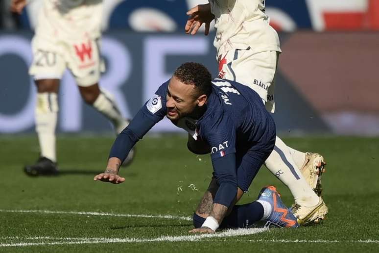 Neymar lesionou o tornozelo em partida contra o Lille (Foto: Franck Fife/AFP)