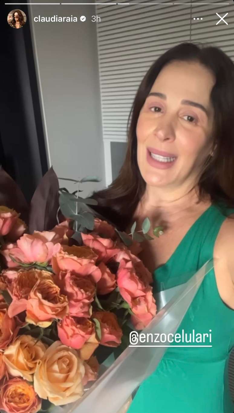 Exciting, Claudia Raia receives a gift from Enzo Celulari