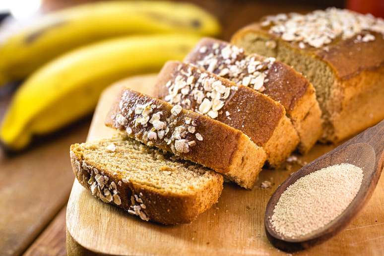 Bolo de banana com nozes e uva-passas