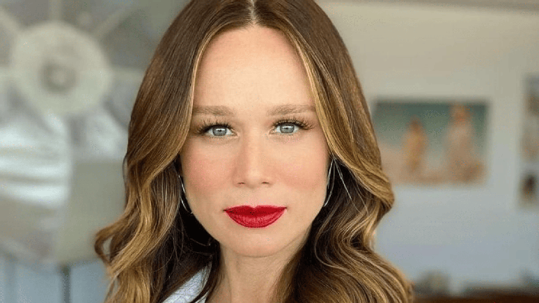 Without a bra, Mariana Ximenes opens her jacket and shows too much on the web