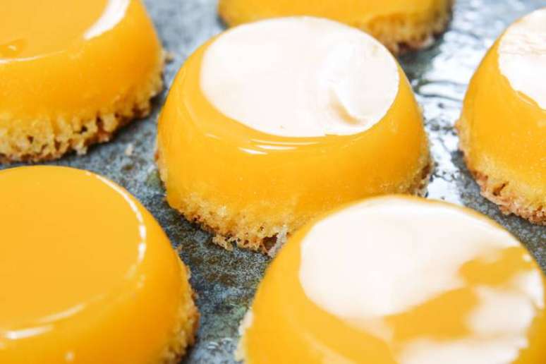 O antes chamado de Brisas do Lis se modificou ao chegar no Brasil e passou a ser feito com coco e ser chamado de quindim