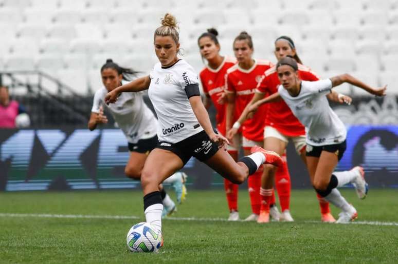 Tamires aponta maior conquista no futebol feminino e avalia importância da Copa do Mundo