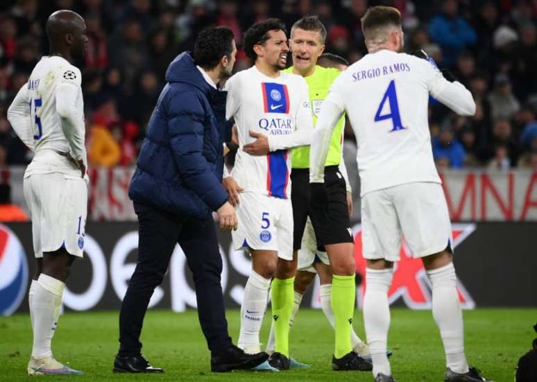 Zagueiro sentiu dores na costela e foi substituído (Foto: FRANCK FIFE / AFP)