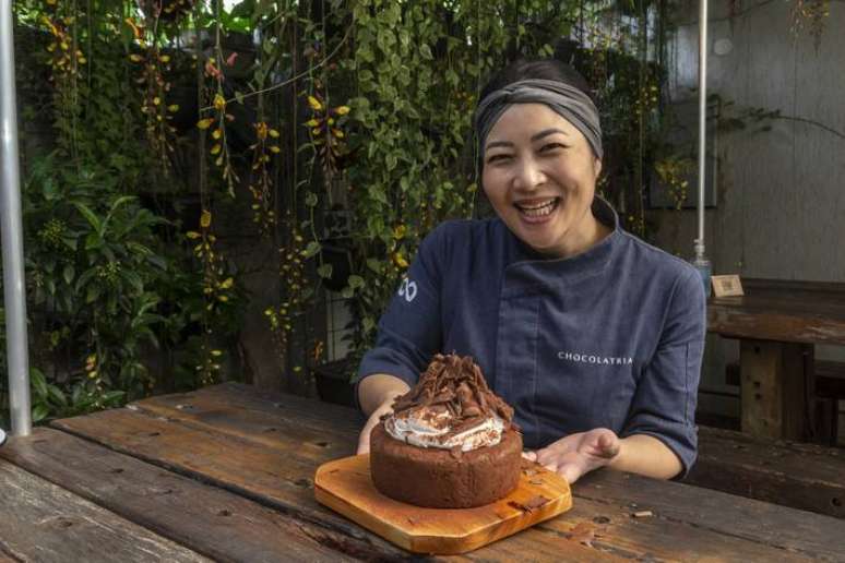 Sua paix&atilde;o por chocolate e pela arte, nos fez pedir para Simone Izumi preparar um brownie g&acirc;teau para n&oacute;s