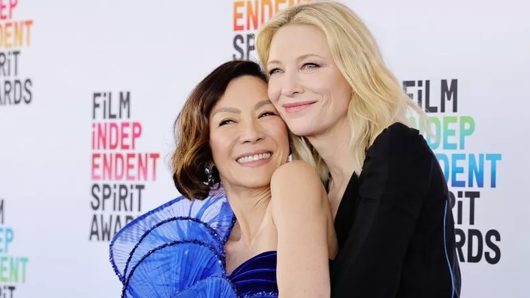 Michelle Yeoh (esq.) e Cate Blanchett, protagonistas, respectivamente, de Tudo em Todo o Lugar ao Mesmo Tempo e Tár