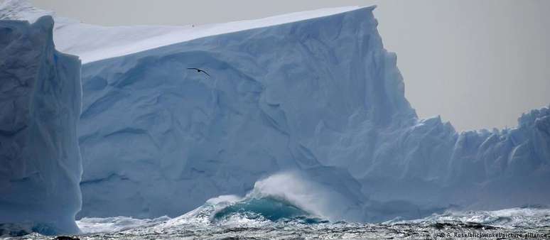 Iceberg na Antártida, que teve novo recorde mínimo de cobertura de gelo