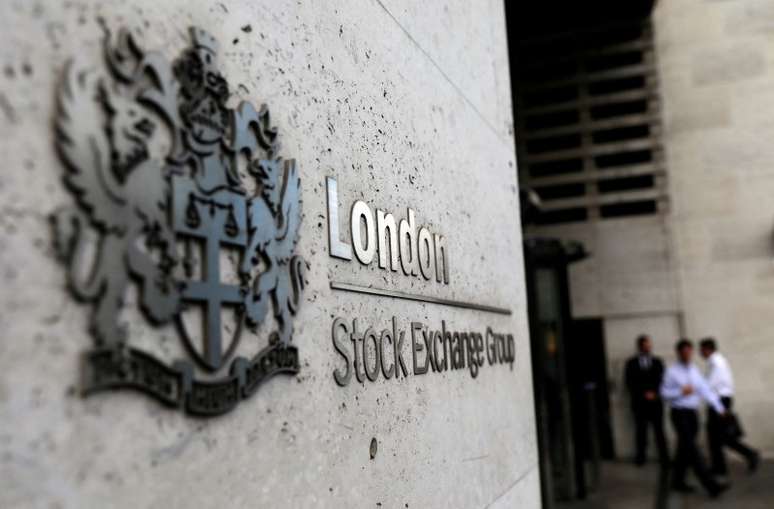 European stocks rose moderately as US jobs data reinforced Fed fears