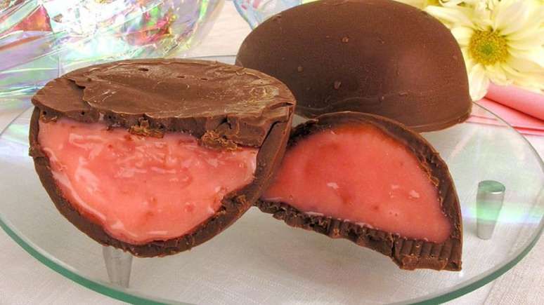 Ovo de P&aacute;scoa recheado com trufa de morango