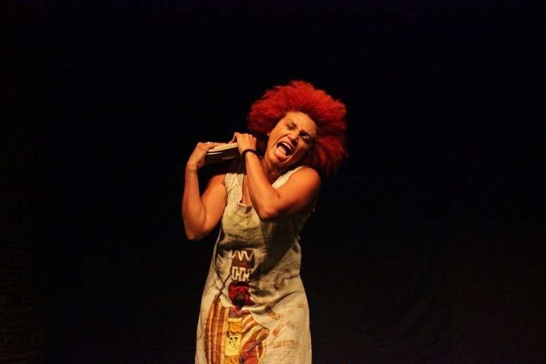  Cena do monólogo Clamor Negro, sobre as realidades da mulher negra, em Recife