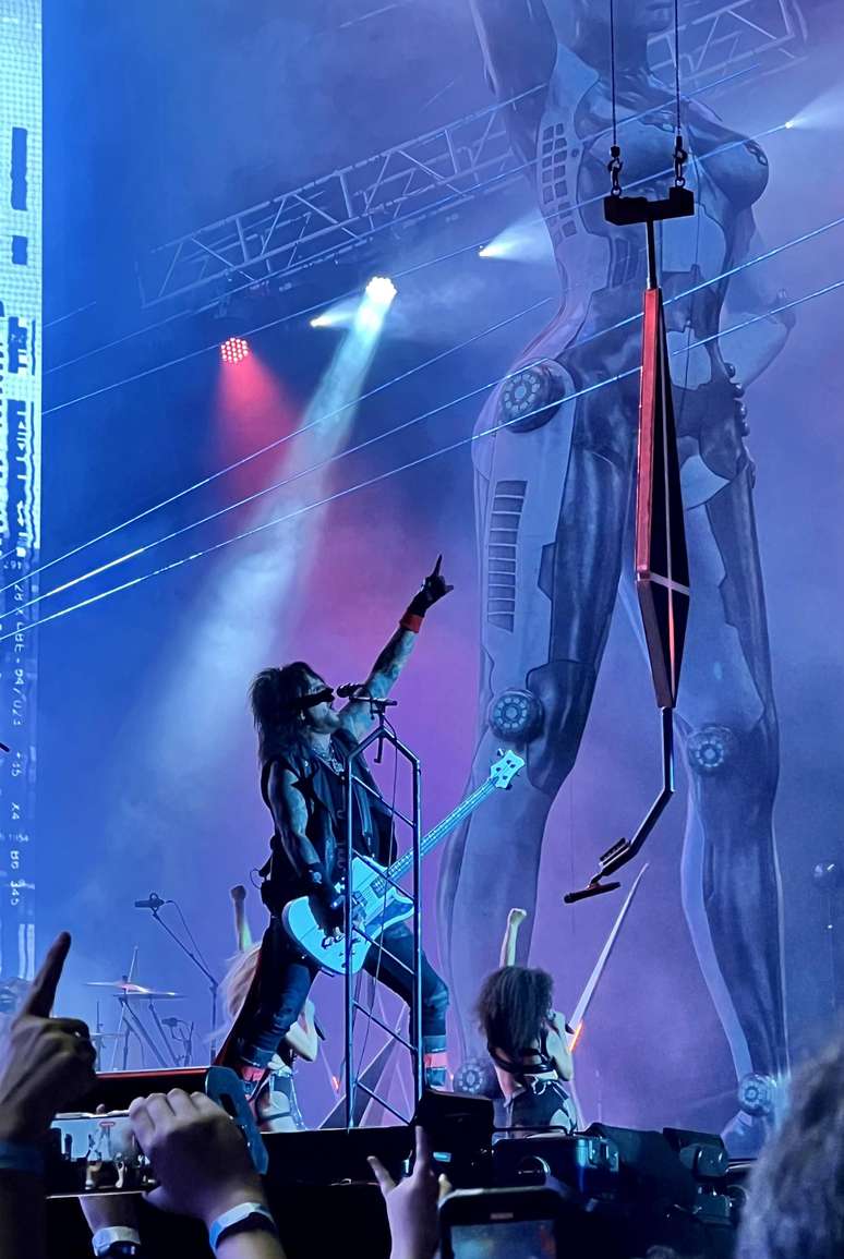 Nikki Sixx, do Mötley Crüe, durante apresentação em São Paulo
